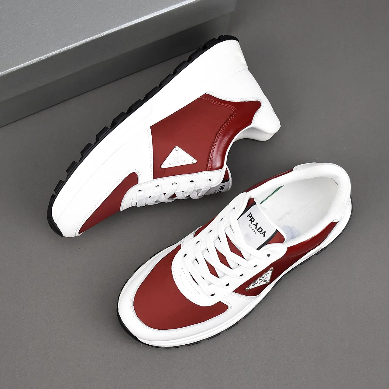 PP460👟👟👟Prada/Prada Prax men's series casual sports shoes Prax sports shoes combine style and comfort, with a unique sports design defined by exquisite materials and details. Fashionable, casual and versatile, it is decorated with an enameled triangle logo on the outside, a Prada Milano printed logo on the tongue, and a 2.5cm lightweight two-tone rubber sole for a comfortable wearing experience! Size: 38-39-40-41-42-43-44 standard leather shoe size